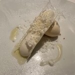 AZUR et MASA UEKI - 幸いなる出会い　ホワイトアスパラガスのパウダー状のアイスが降りそそぐデザート