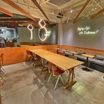 BEANUS CLOVE - 奥にあるサラダ専門の with green との共用イートインスペース