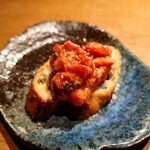 蕃 YORONIKU - 冷製盛り合わせ:ユッケ乗せの焼きパン