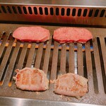 すすきの焼肉きらく - スーパーネギたん塩は片面焼きで