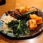 蕃 YORONIKU - 前菜:キムチ三種、ナムル三種