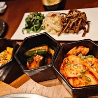 蕃 YORONIKU - 前菜:キムチ三種、ナムル三種