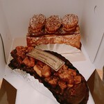 リュミエール エ オンブル - 奥がミルフィーユ手前がエクレア