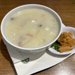 添好運 日比谷店 - 塩豚のお粥 ピータンと塩卵入りです。（2024年7月）