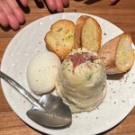 馬肉と炉端焼き きてあ - ポテトサラダと半熟卵とスコップとパン