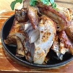 YONA YONA BEER WORKS - 窯焼きチキンです。骨付きで美味しい。