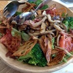 YONA YONA BEER WORKS - 森のヤッホーサラダです。あつあつのきのこをかけて頂きます。