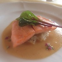 レストランゼルコバ - 今日はワイナリーフレンチ(^.^)甲斐で養殖されたサーモンでソースにはちょっぴり貴腐ワインが効いているにがGood(^-^)/@甲州市 レストランゼルコバ