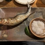 居酒屋 ちょーちょ - 囲炉裏で焼いたイワシ。激しく美味い。