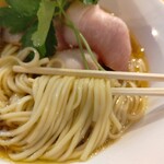 自家製麺 くろ松 - 麺は細麺ストレート角