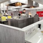 蒙古タンメン中本 - 厨房と店内の様子