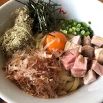 ラーメン イッケン - たっぷりの具材が乗ってます。フィットチーネのような平打ち麺がもちもち！