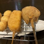 串あげ屋 - 追加で、うずら、チェダーチーズ。右端は6点セットの肉梅しそ巻き