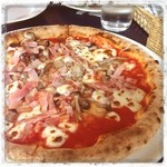 TRATTORIA Italia - ベーコンとキノコのトマトソースのピザ。
                        