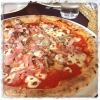 トラットリア・イタリア 品川店 - ベーコンとキノコのトマトソースのピザ。
                