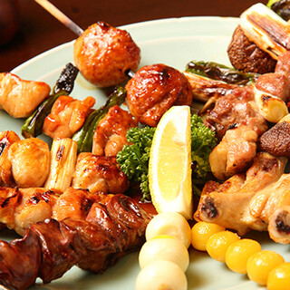 備長炭で焼き上げる、ジューシーな国産鶏の焼とりを堪能