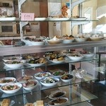 しんせき - 入口すぐ左のおかずが入ったショーケース