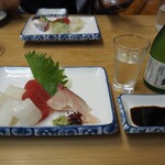 丸萬 - 刺身盛り合わせ ＆ 冷酒