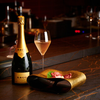 馬肉の上に交差する継承と革新（イノベーティブ）