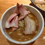 麺家 たけ田 - つけ汁にチャーシューと麺投入