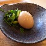 こちゃ麺亭 - 煮卵は別皿にてていきょうされます。
