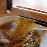 こちゃ麺亭 - 麺リフト～細目のソフトな歯ごたえの縮れ麺でした。