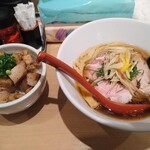 中華そば たかばん - 冷やし煮干しそば 980円 ランチにんにく醤油丼 250円