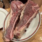 BAR NESTOR - 焼く前にスタッフがお肉を持って来てくれる ※右側を選択した