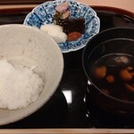 山玄茶 - 炊きたてご飯に黄身、鰻、シラス、海苔でトッピングできます。