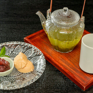 富士山の湧水を使った日本酒や、こだわりのドリンクを取り揃え