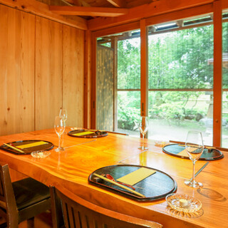 ゆったり過ごせるカフェタイムは、お一人様やビジネスシーンにも