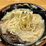 鹿児島ラーメン豚とろ 天文館本店 - 中太麺