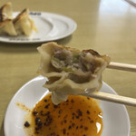 麺屋 ようすけ - 焼き目がカリッと肉厚の皮がモチモチで食べ応えがあります。