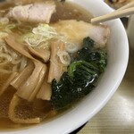 麺屋 ようすけ - 具材はチャーシュー、メンマ、ほうれん草、ナルト、ネギ とシンプルなルックス