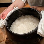 茜坂大沼 - 炊きたての土鍋ご飯、パチパチとお焦げに爆ぜる音が心地よく、薫りも最高。