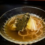 茜坂大沼 - 今回も驚かされた、二八蕎麦。蒸し黒鮑 肝ソースと黄韮。