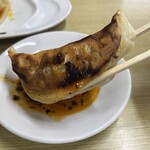 麺屋 ようすけ - 大ぶりの餃子です。