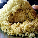 栗のいえ - 中には生クリームと、マスカルポーネ のアイスクリーム、渋皮煮とメレンゲが入ってます♪