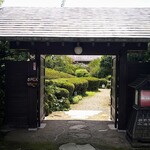 栗のいえ - 駐車場から敷地に入る門