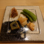 すし処 睦月 - おつまみ盛り合わせ(三河湾本ミル貝の身とワタ、茗荷のきんぴら、麩田楽、だだちゃ豆)