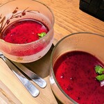 ちきゅうや 大館店 - デザートのマンゴープリン、ベリーソース掛け