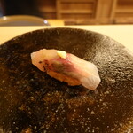 すし処 睦月 - 三河湾 鯵 1日寝かせ 生姜乗せ