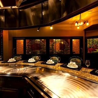 1～１１名様迄の半円を描くカウンター席です。　鉄板の薫りやシェフの調理を堪能！