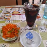 インド・ネパール カレーハウス - アイスコーヒーとサラダ