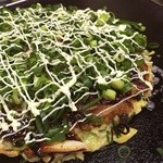 小山お好み焼店 - ネギにマヨをかけてローラ焼き完成！