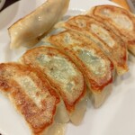 公楽 - 焼餃子。滑らかな餡はにんにくがきいているので、午後からの仕事に注意！笑