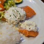 キッチン ブルー グローブ - 山盛りタルタルソースを乗せて