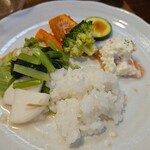 キッチン ブルー グローブ - ミキュウイは残り２口、ご飯を追加して、お新香、野菜、サラダ