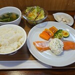 キッチン ブルー グローブ - 銀鮭ミキュイ　マスカルポーネとヨーグルトのタルタル添え