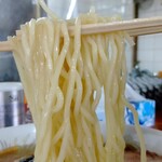 伊達屋 - ストレート麺がスープに絡む